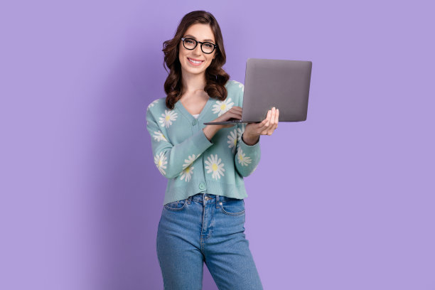 小女孩戴着眼镜的照片，它是游戏开发公司的专家，在紫色背景上使用笔记本电脑图片下载