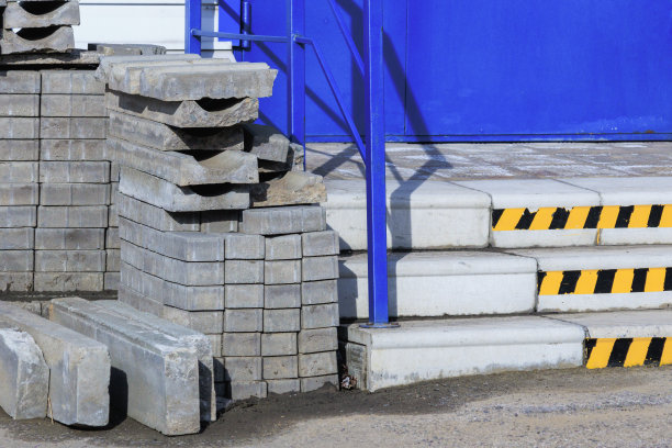 一堆砖头和一条蓝色的栏杆图片下载