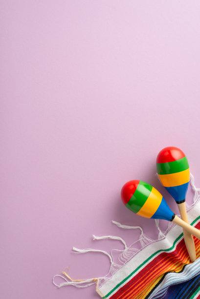 五月五日节的节日布置，包括传统摇壶等象征性物品的俯视图垂直照片，以及柔和的紫色背景上鲜艳的地毯图片下载