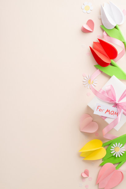 巧妙的母亲节问候，顶视图垂直照片的折纸郁金香，洋甘菊，精心制作的礼盒“为妈妈”的标志，与丝带，纸心，微妙的彩纸在腮红米色表面图片下载
