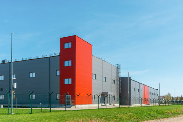 新建商业零售小型写字楼。一般小型企业的外立面。Telsiai,立陶宛05-09-2022。图片下载