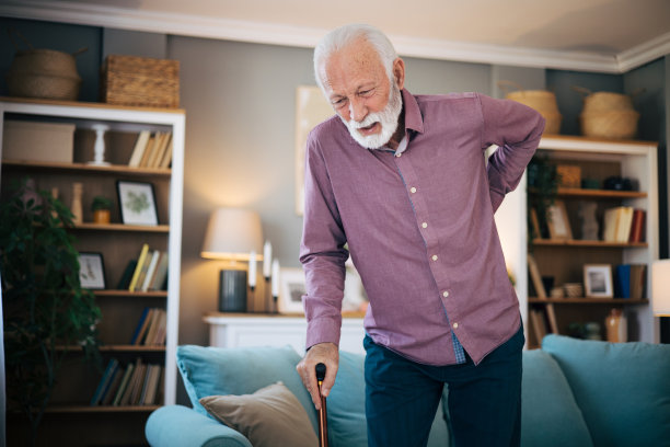 老人拄拐杖走路图片下载