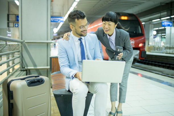 两个商人在地铁上图片下载