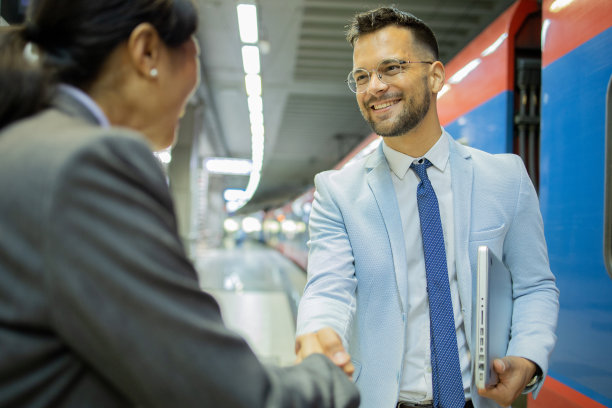出差的同事图片下载