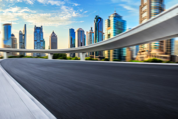 运动模糊了柏油路和城市天际线图片下载