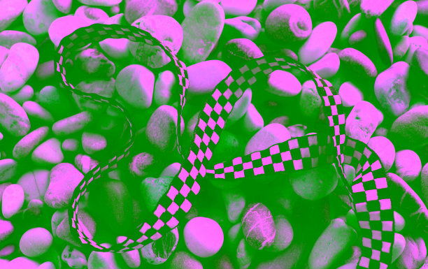 彩色石头上的弯曲丝带象征着赛道概念照片图片下载