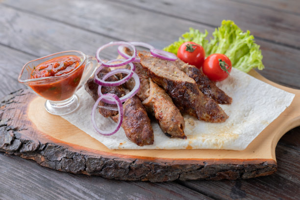 牛肉碎做成的羊肉串。柳拉烤串配洋葱和沙拉，一道传统菜肴。放在漂亮的盘子里。水平的照片。图片下载