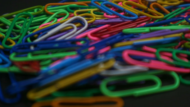 在黑色背景上孤立的回形针图片下载