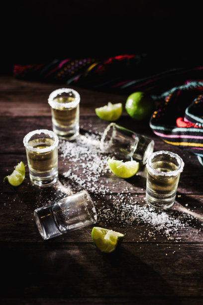 墨西哥派对上的龙舌兰酒加酸橙和盐，桌子上的空杯子在墨西哥派对后，饮料和饮料图片下载