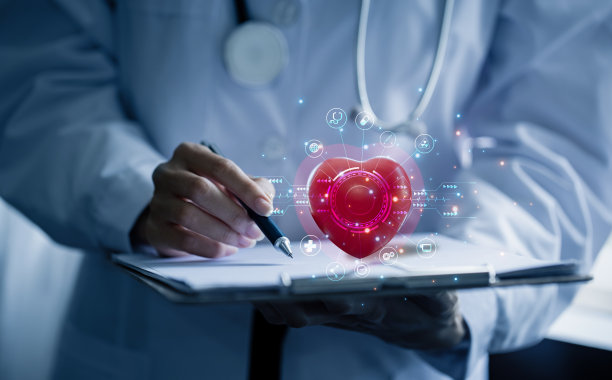 医院病房里，女医生手里拿着红心。图片下载