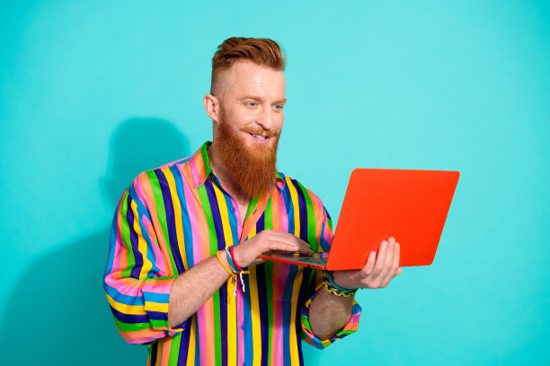 远程工作的专业it专家的照片编码他的新应用软件的电子健康项目孤立的青色背景图片下载