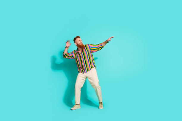 全身长度的照片，无忧无虑英俊的男子气概的家伙派对潮人主题舞蹈良好的共鸣孤立的海蓝宝石色背景图片下载