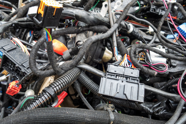 一堆旧汽车电线和电缆。图片下载