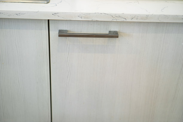 新住宅、宿舍或公寓的壁挂式厨房货架储物抽屉图片。图片下载