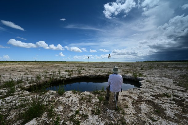 活跃的老年人探索和照片解决洞在大沼泽地国家公园，佛罗里达州。图片下载