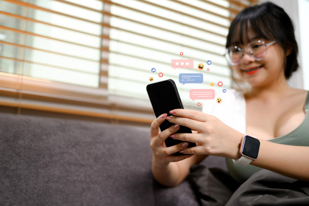 快乐的年轻体育女性用手机在网络社区发表评论图片下载