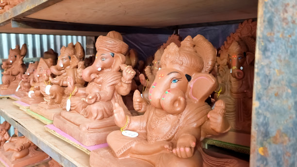 在商店和市场的甘尼萨节期间，Shadu mati Ganesha murtis偶像展示图片下载