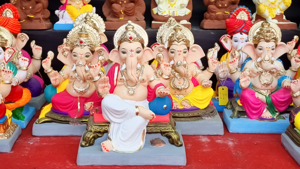 在商店和市场上展出的美丽的象头神塑像图片下载