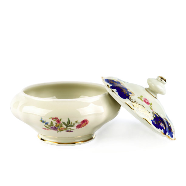 古瓷糖果碗孤立在白色。图片下载