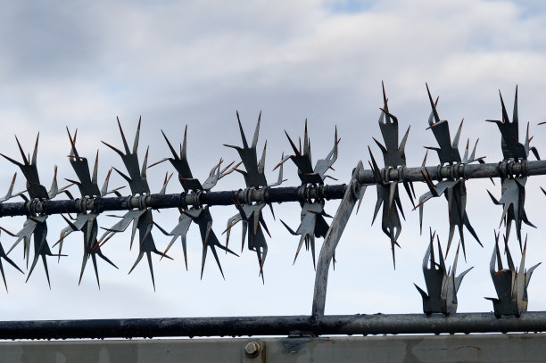 建筑工地安全围栏上的铁丝网图片下载