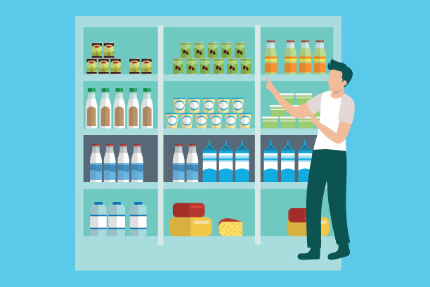 这个男孩正站在杂货店里。图片下载