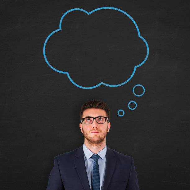 商人站在思想泡泡旁边，在黑板上画画。图片下载
