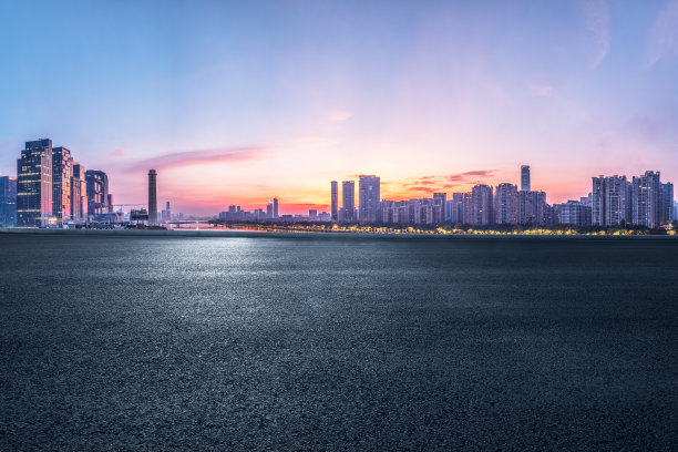 广州夜晚空旷的柏油路和城市建筑景观图片下载