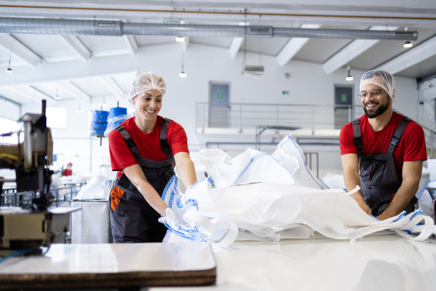 专业裁缝在纺织厂缝纫机上工作的肖像。图片下载