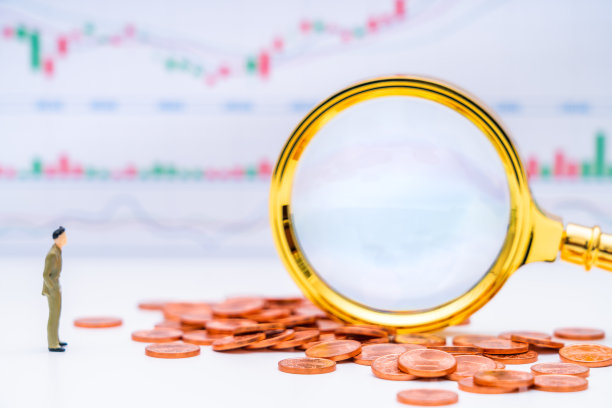 玩具小雕像通过放大镜观察股票走势图片下载