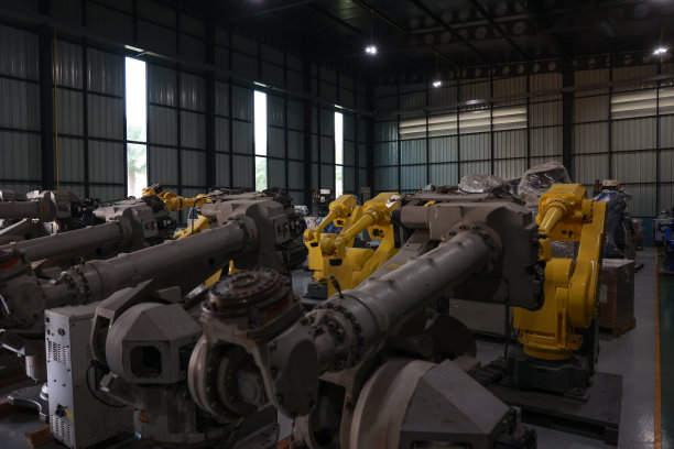 工业厂房中的自动化机器人制造图片下载