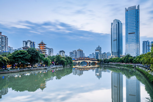 中国四川成都安顺大桥夜景和城市天际线图片下载