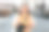 30多岁的年轻美女游客手里拿着百吉饼，这是克拉科夫的波兰传统小吃。春天去欧洲旅行。有选择性的重点。高质量照片图片下载