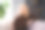照片中的成熟迷人的女人坐在沙发上喝着新鲜的水维他命在室内请病假图片下载