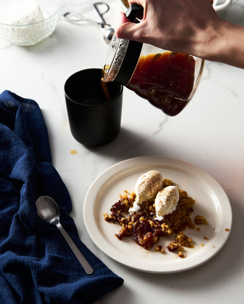 苹果酥派配香草冰淇淋勺，由焦糖苹果和香料制成。高调的照片，白色大理石背景。早餐概念食物照片图片下载