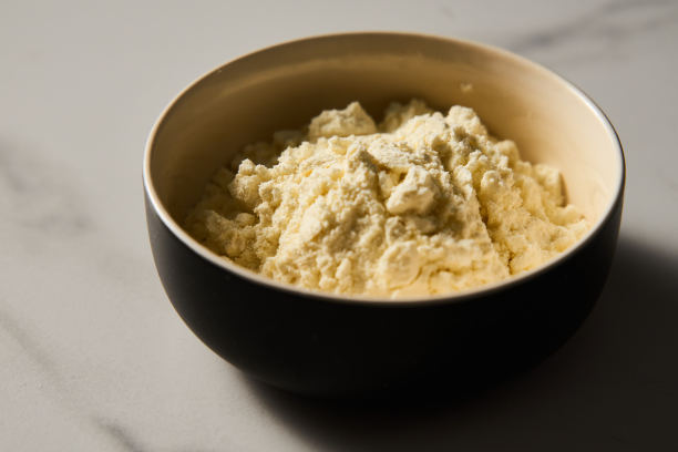 干奶粉。脱水奶粉在白色大理石背景碗，极简主义的食物照片。图片下载