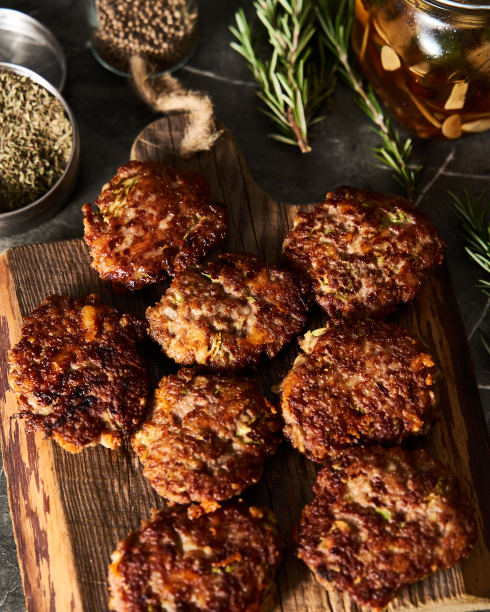 牛肉，西葫芦和切达奶酪馅饼或肉片在木板上。低调的食物照片，深色背景。晚餐肉类概念，富含蛋白质。图片下载