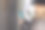 女性手持黑色智能手机，屏幕上有智能家居应用。背景上模糊的房子。为了进入你的房子的所有控制和家庭安全的关怀图片下载