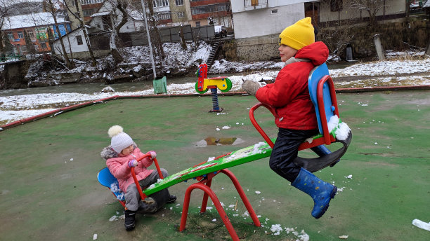 孩子们骑秋千。照片。图片下载
