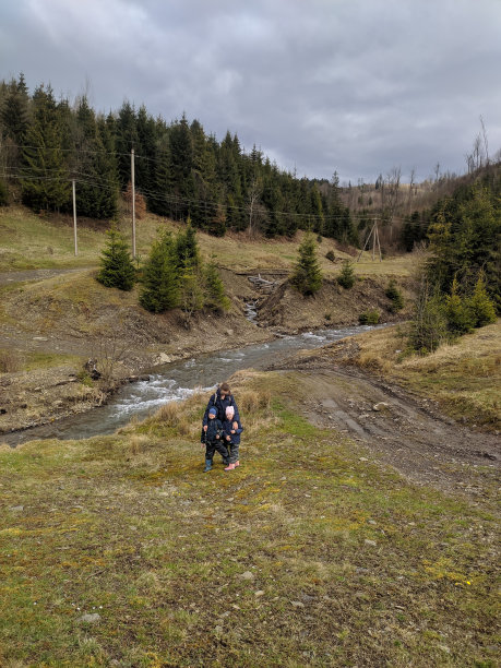 母亲带着孩子，以山坡为背景。照片。图片下载