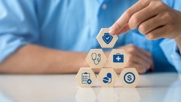 健康保险概念。手持木制立方体与医疗保健图标。家庭人寿保险及保单概念，医院，医疗。副本的空间。图片下载