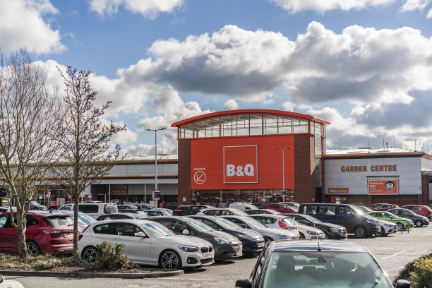 停车场与B&Q家装店在背景图片下载