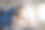 一名女乘客在暑假乘坐的飞机上查看相机上的照片。图片下载