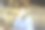 年轻女子喜欢在家里的客厅里听音乐，放松身心。生活方式的概念图片下载