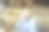 年轻女子喜欢在家里的客厅里听音乐，放松身心。生活方式的概念图片下载