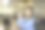 年轻女子喜欢在家里的客厅里听音乐，放松身心。生活方式的概念图片下载
