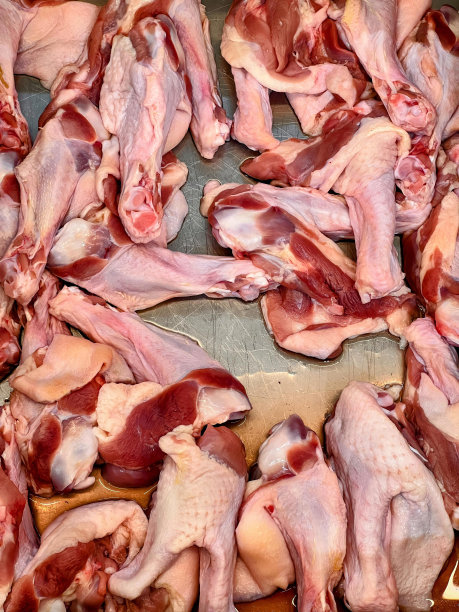 一张切菜板上一堆生肉的照片。图片下载