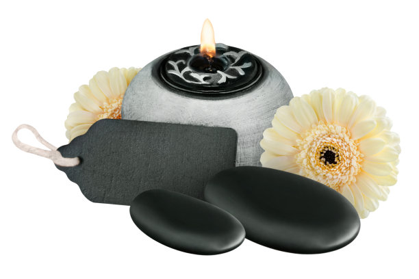 蜡烛与标签，鲜花和愈合按摩石隔离在白色背景图片下载