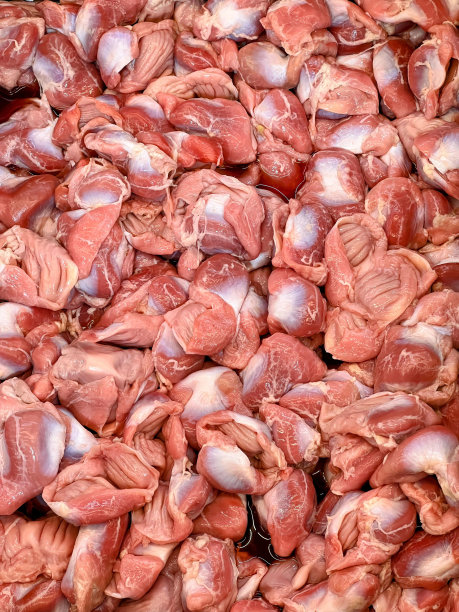 一张桌子上放着一堆生肉的照片。图片下载