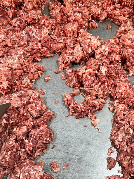 一个放着肉和一把剪刀的金属托盘的照片。图片下载