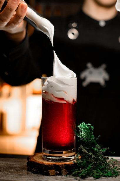 装着鸡尾酒和泡沫的玻璃杯放在吧台的木架子上图片下载